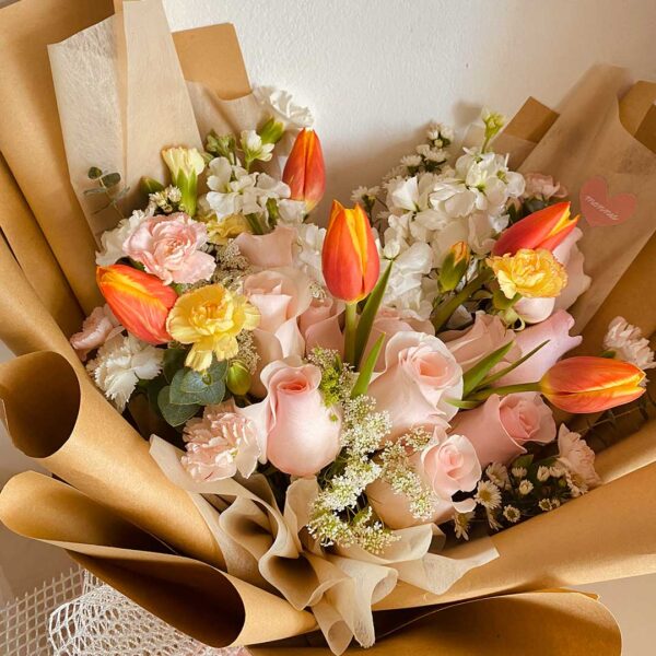 Roses and Tulip bouquet - Imagen 4