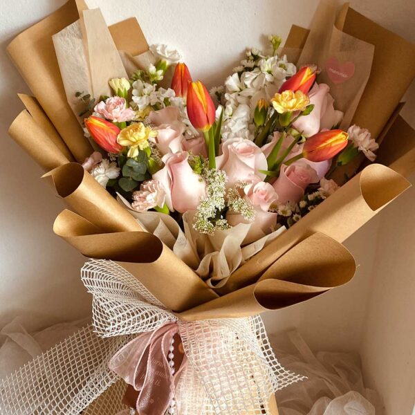 Roses and Tulip bouquet - Imagen 2