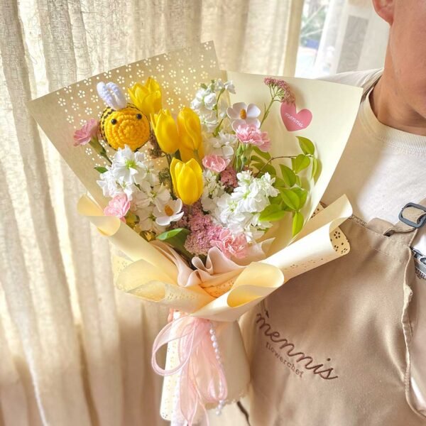 fht Bee Tulip Bouquet
