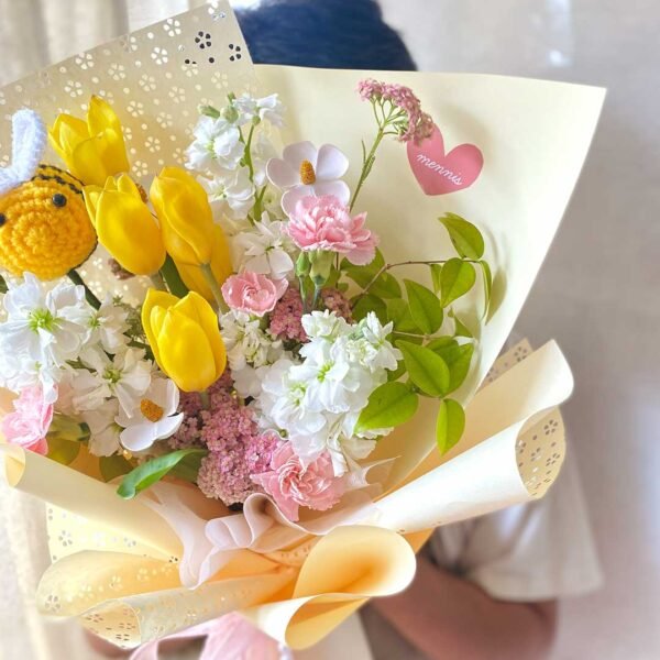 vhnfhxhfx Bee Tulip Bouquet
